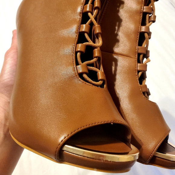 Shoes - Picture 6 of 8